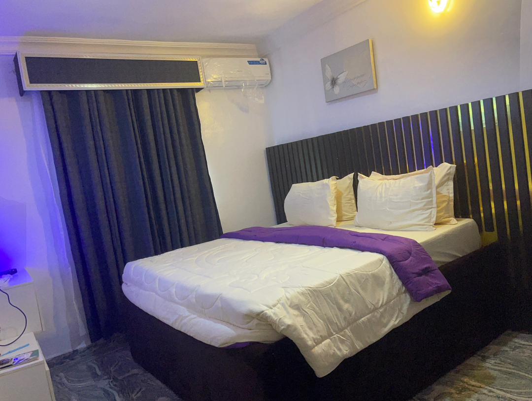 Phil Breeze hotel room